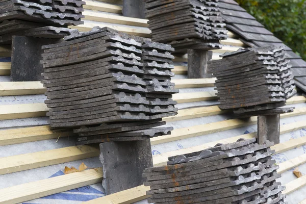Högar av brickor på ett tak — Stockfoto