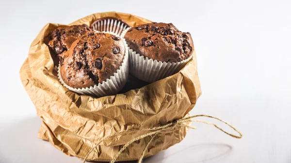 Muffin brownies au chocolat dans un sac vintage en papier . — Photo