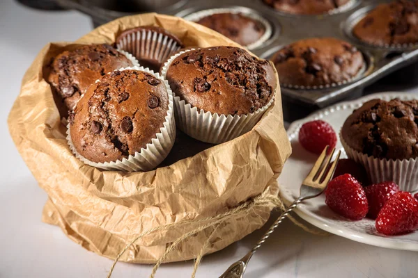 Muffins de chocolate com framboesas suculentas vermelhas — Fotografia de Stock