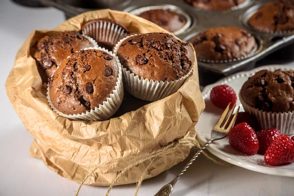 Chokolade muffins med røde saftige hindbær - Stock-foto