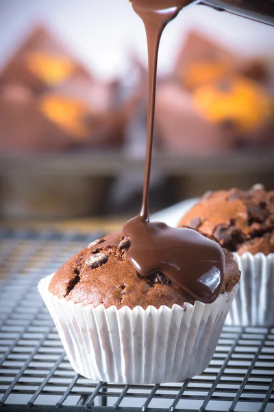 따뜻한 초콜릿을 얹은 머핀 — 스톡 사진