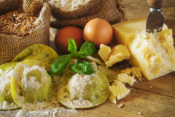 Pasta integral con los ingredientes —  Fotos de Stock