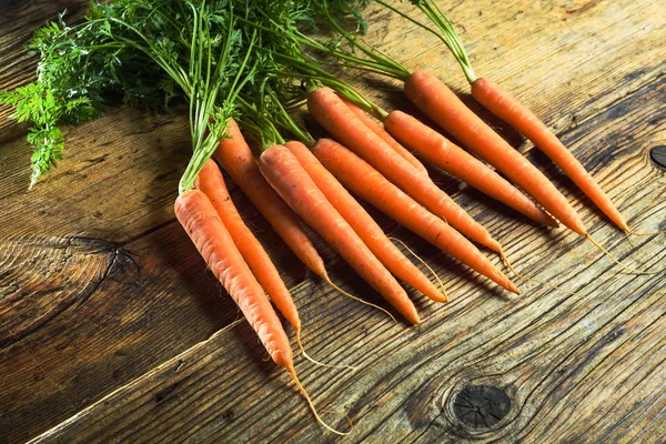 Соковита пучка моркви на сільському дерев'яному столі . — стокове фото