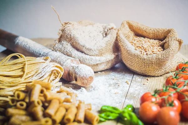 Pasta integral with the ingredients — Stock Photo, Image