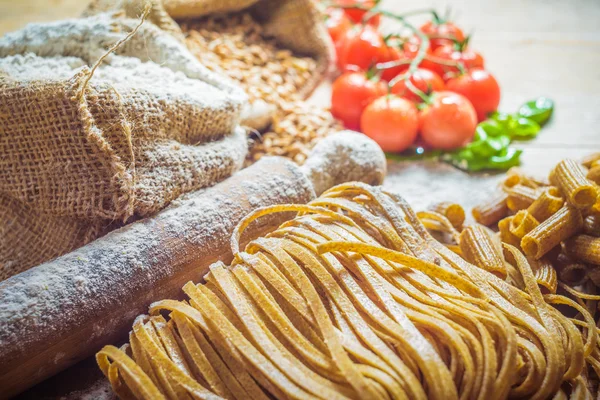 Pasta integral con los ingredientes — Foto de Stock
