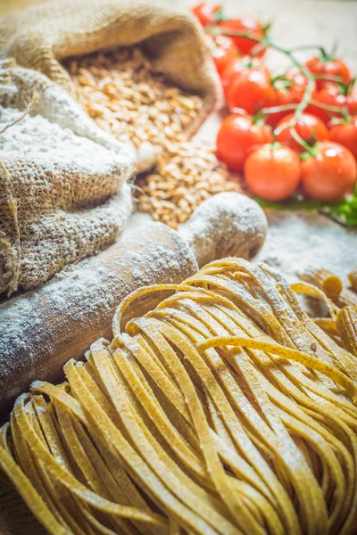 Pasta integral con los ingredientes — Foto de Stock