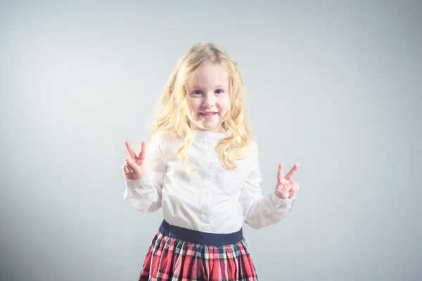 Linda menina loira sorridente em um uniforme escolar — Fotografia de Stock