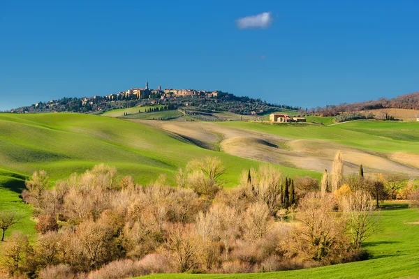 イタリアの中世の都市の美しい春の景色. — ストック写真