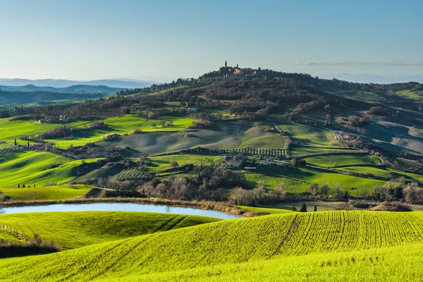 Bella vista primaverile della città medievale in Italia . — Foto Stock