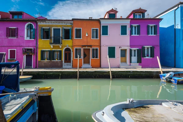Ongewoon kleurrijke huizen in een artistieke middeleeuwse dorp van Burano — Stockfoto