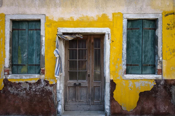 Kolorowe fasady drzwi i okna w Burano, Włochy. — Zdjęcie stockowe