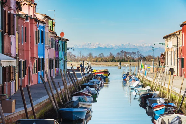Ongewoon geschilderd gebouwen, boten geparkeerd in de grachten, Burano — Stockfoto