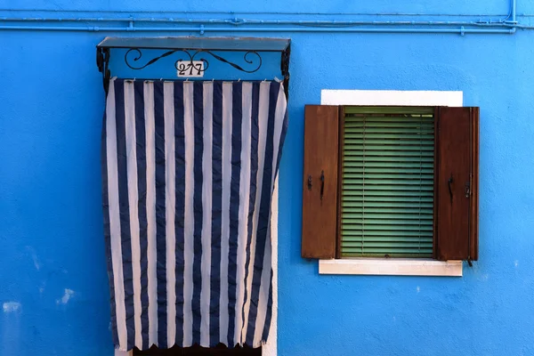 Przodu nad morzem dom w kolorze niebieskim — Zdjęcie stockowe