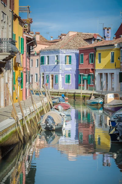 Ongewoon geschilderd gebouwen, boten geparkeerd in de grachten, Burano — Stockfoto