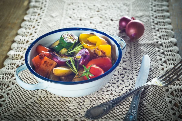 Légumes grillés juteux en métal, bol rustique sur une table en bois — Photo