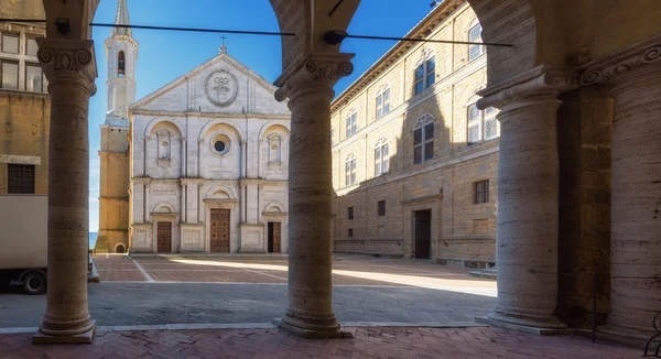 Famosa plaza frente al Duomo en Pienza, ciudad toscana ideal, Es —  Fotos de Stock