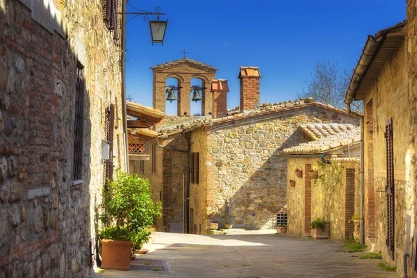Straßen einer winzigen antiken Stadt in der Toskana, Contignano. — Stockfoto