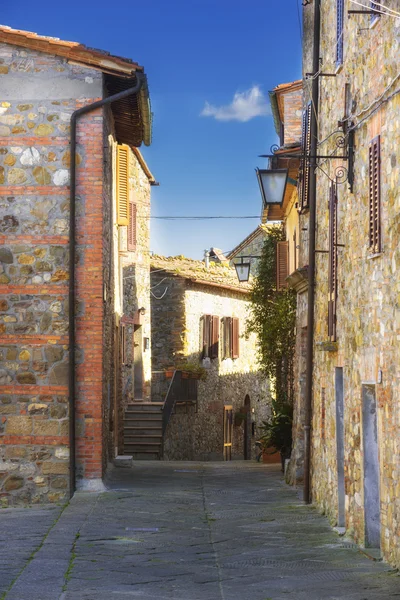 Gatorna i lilla forntida stad i Toscana, Contignano. — Stockfoto