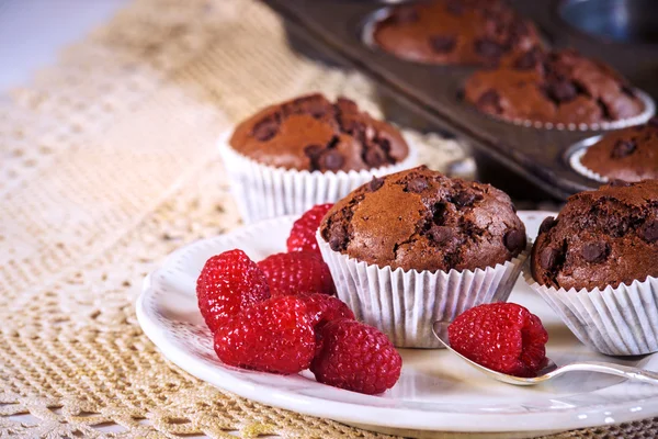Magdalenas de chocolate con frambuesas jugosas rojas — Foto de Stock