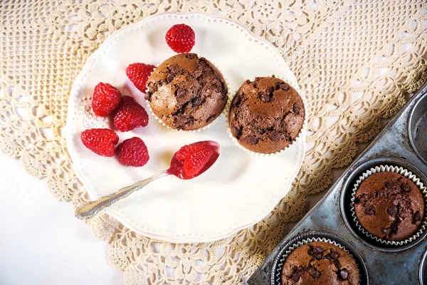 Muffins au chocolat aux framboises rouges juteuses — Photo
