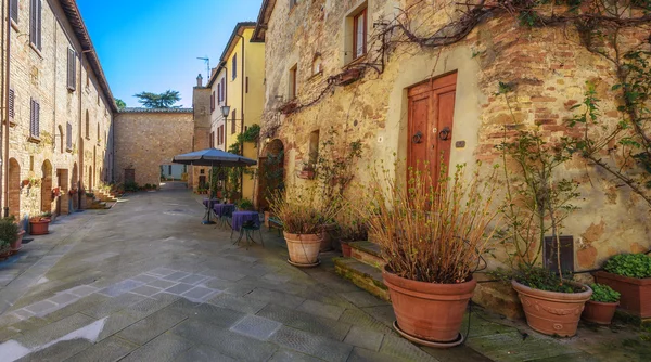 Ciudad de destino turístico, llena de restaurantes en el sur de la Toscana —  Fotos de Stock