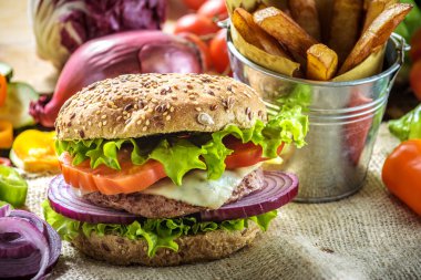 Güzel kokulu ve lezzetli hamburger eti sağlıklı bir ayrılmaz ekmek. W