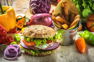 Güzel kokulu ve lezzetli hamburger eti sağlıklı bir ayrılmaz ekmek. W