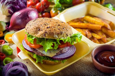Güzel kokulu ve lezzetli hamburger eti sağlıklı bir ayrılmaz ekmek. W