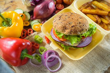 Güzel kokulu ve lezzetli hamburger eti sağlıklı bir ayrılmaz ekmek. W