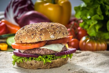 Güzel kokulu ve lezzetli hamburger eti sağlıklı bir ayrılmaz ekmek. W
