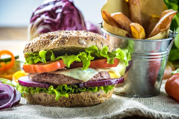Chutné a voňavé hamburger maso zdravé integrální chleba. W — Stock fotografie