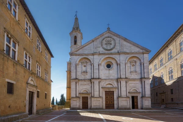 Terkenal persegi di depan Duomo di Pienza, ideal Tuscan kota, It — Stok Foto