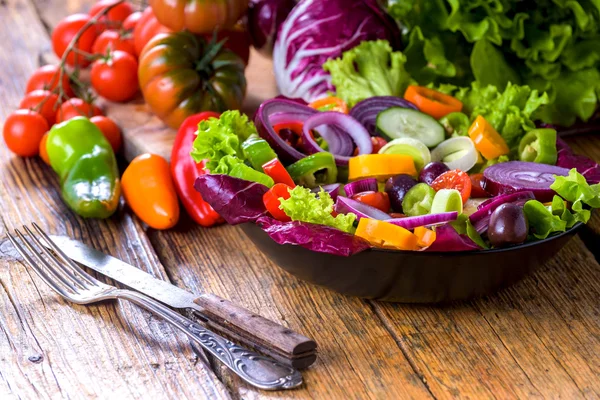 Lente salade met verse, sappige groenten op een rustieke houten tabl — Stockfoto