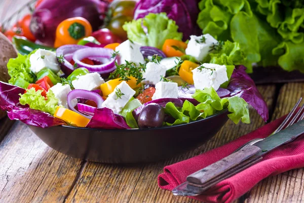 Salade de printemps croustillante au fromage feta, pleine de vitamines et de couleurs — Photo