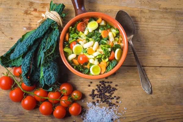 Ribollita, Toscaanse soep klassieke, ouderwetse maaltijd boeren. — Stockfoto