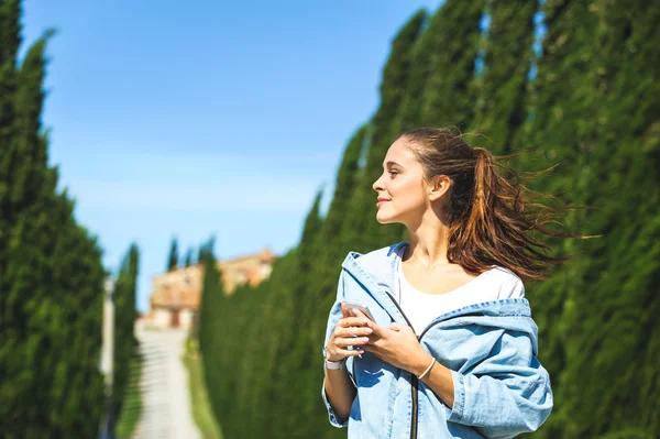 Young attractive woman making selfie on Tuscan road — Stock Photo, Image