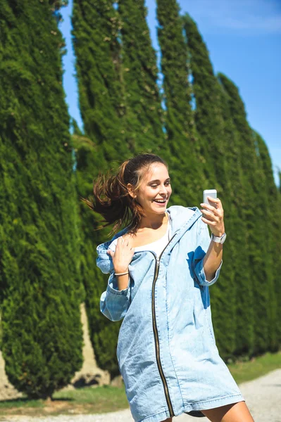 Jonge aantrekkelijke vrouw maken selfie Toscaanse onderweg — Stockfoto