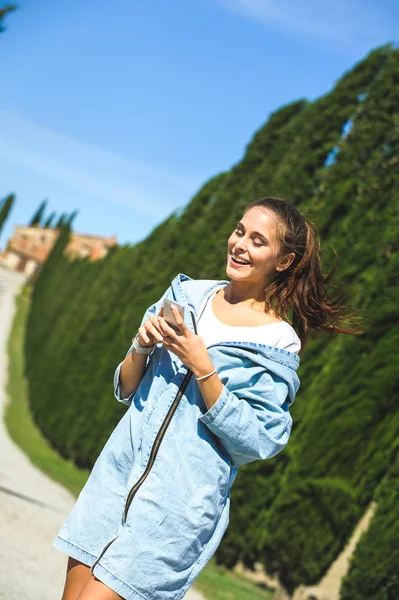 Joven mujer atractiva haciendo selfie en la carretera toscana —  Fotos de Stock