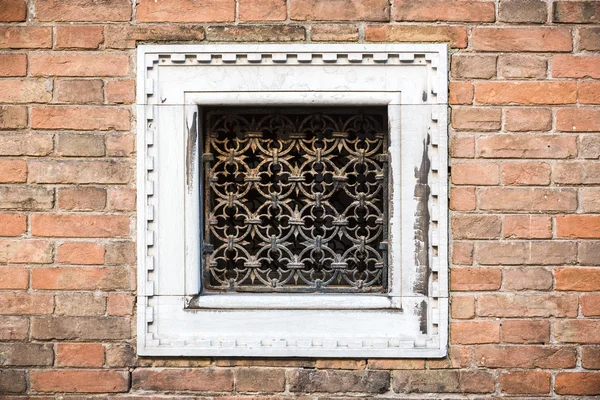 Pequeña ventana cuadrada con marco blanco y gri metálico decorativo — Foto de Stock