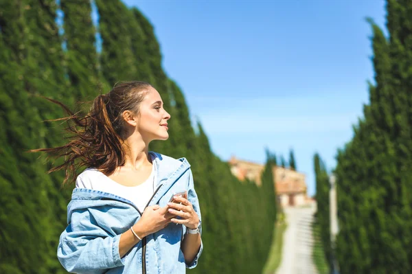 Young attractive woman making selfie on Tuscan road — Stock Photo, Image