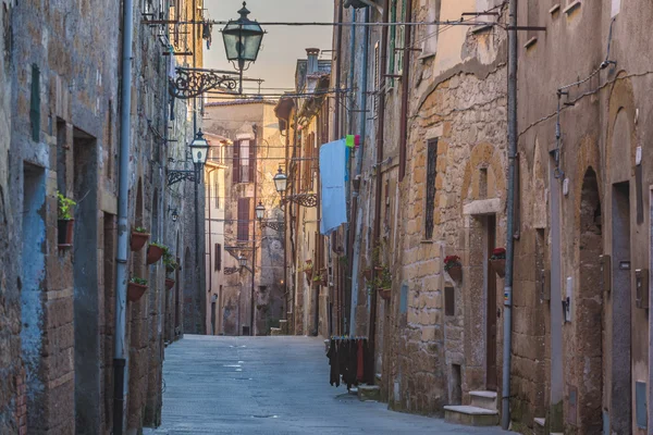 A középkori város Pitigliano-gyönyörű mágikus Zug. — Stock Fotó