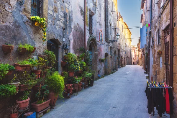 Pitigliano ortaçağ şehir içinde güzel büyülü köşe. — Stok fotoğraf