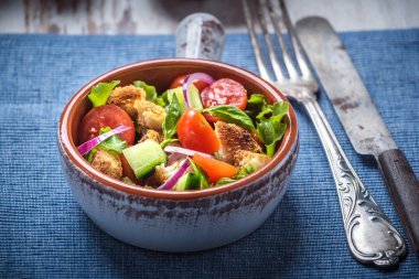 Panzanella, bir yaz günlerinde Italyan Mutfagi.