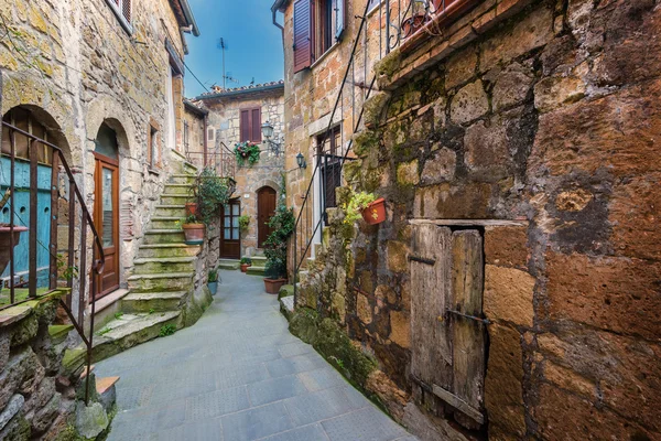 Prachtige magische hoekjes in de middeleeuwse stad van Pitigliano. — Stockfoto