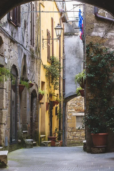 Pitigliano ortaçağ şehir içinde güzel büyülü köşe. — Stok fotoğraf