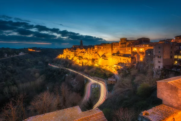 Wunderschöne mittelalterliche Stadt auf einem Felsen, Pitigliano. — Stockfoto