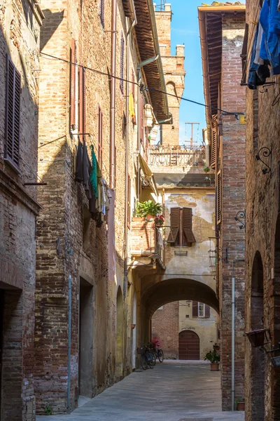 Steegjes de prachtige middeleeuwse stad in Toscane. — Stockfoto