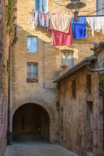 Steegjes de prachtige middeleeuwse stad in Toscane. — Stockfoto