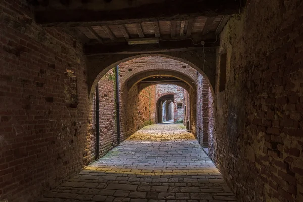 Steegjes de prachtige middeleeuwse stad in Toscane. — Stockfoto
