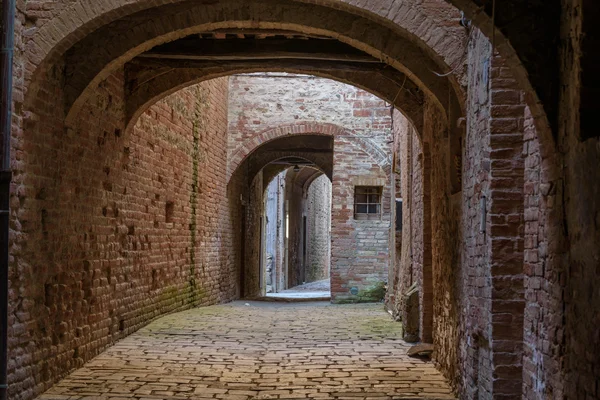 Uličky krásné středověké město v Toskánsku. — Stock fotografie